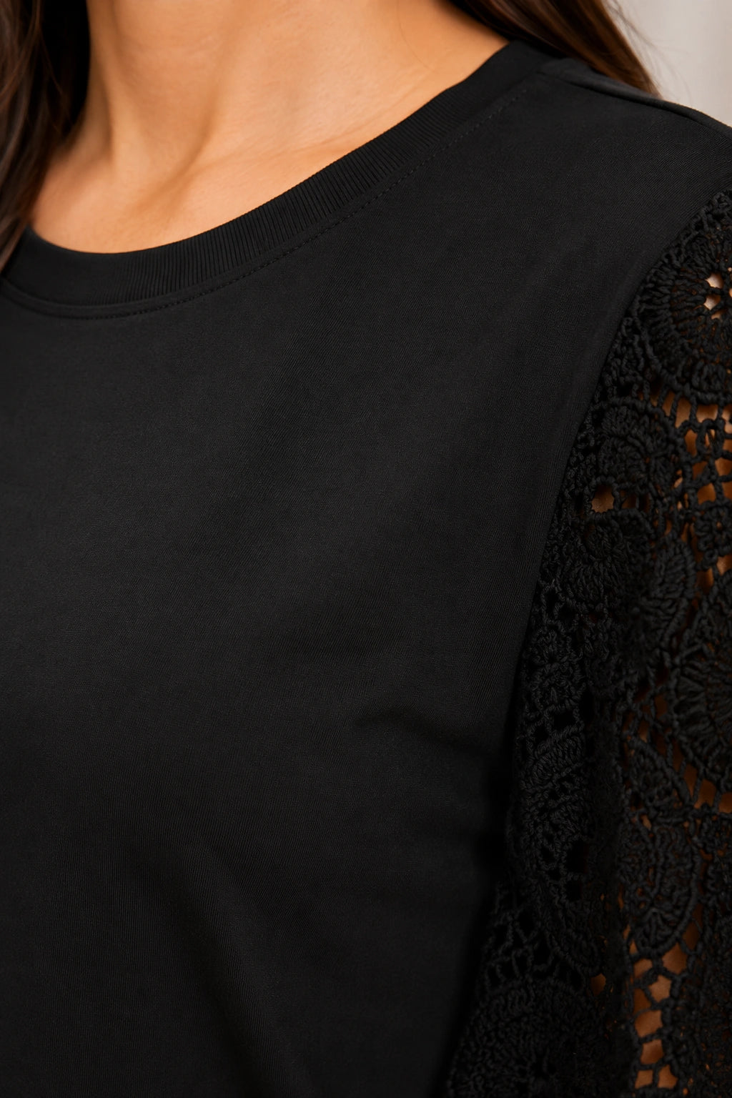 Blusa Confortável com Manga em Crochê Geisa - Preta - imagem 3