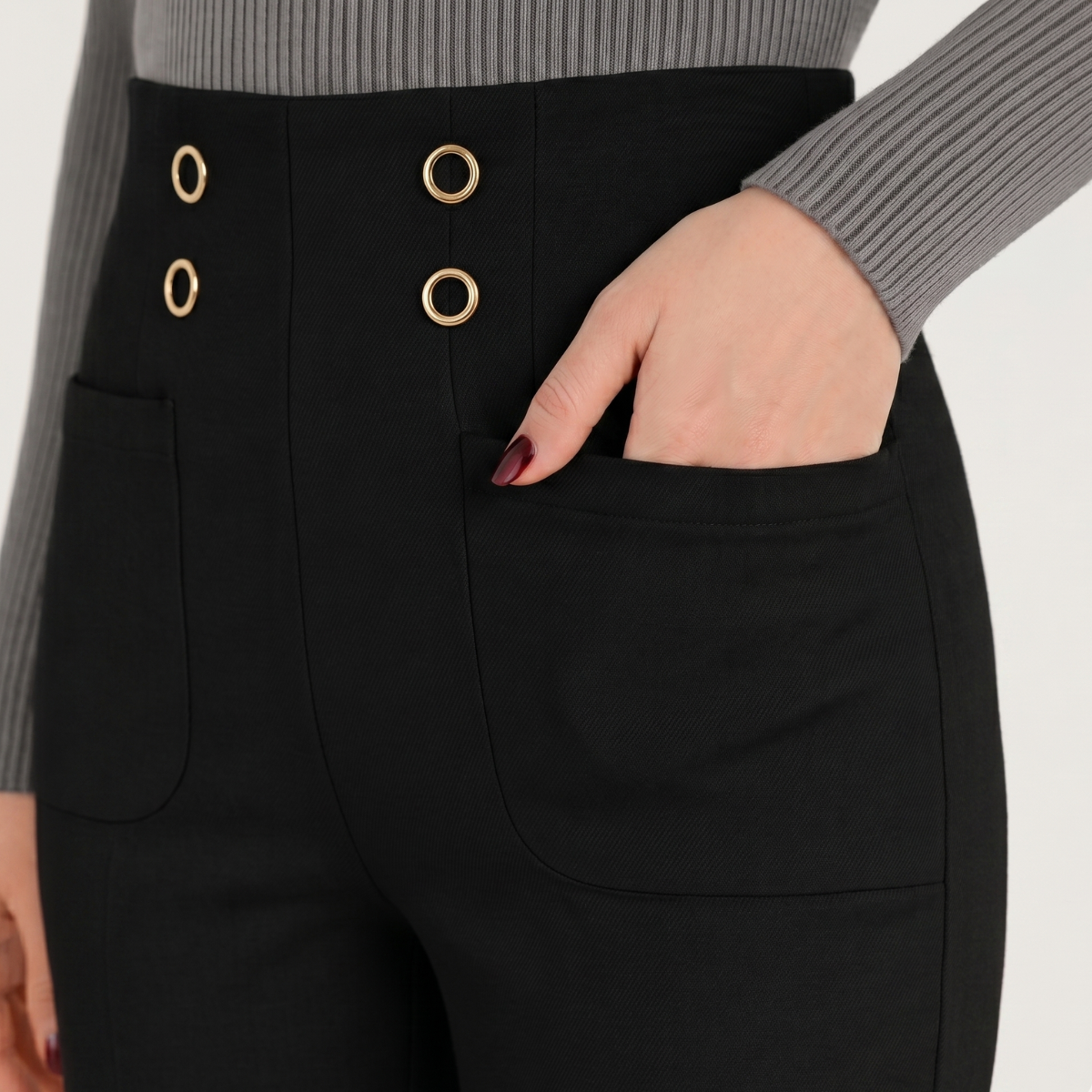 Detalhe da Calça Feminina Solena preta com bolsos e botões