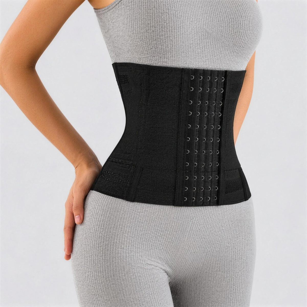 Cinta Modeladora Aurora Shape™ preta vestida, cintura marcada