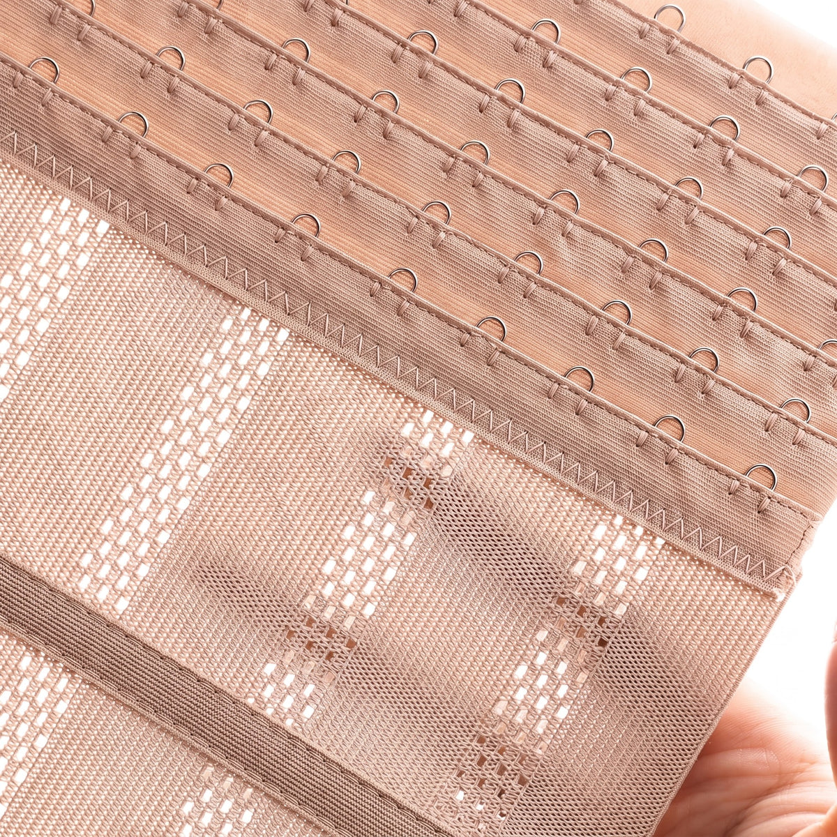 Detalhe da malha com microfuros e colchetes da Cinta Modeladora Aurora Shape™