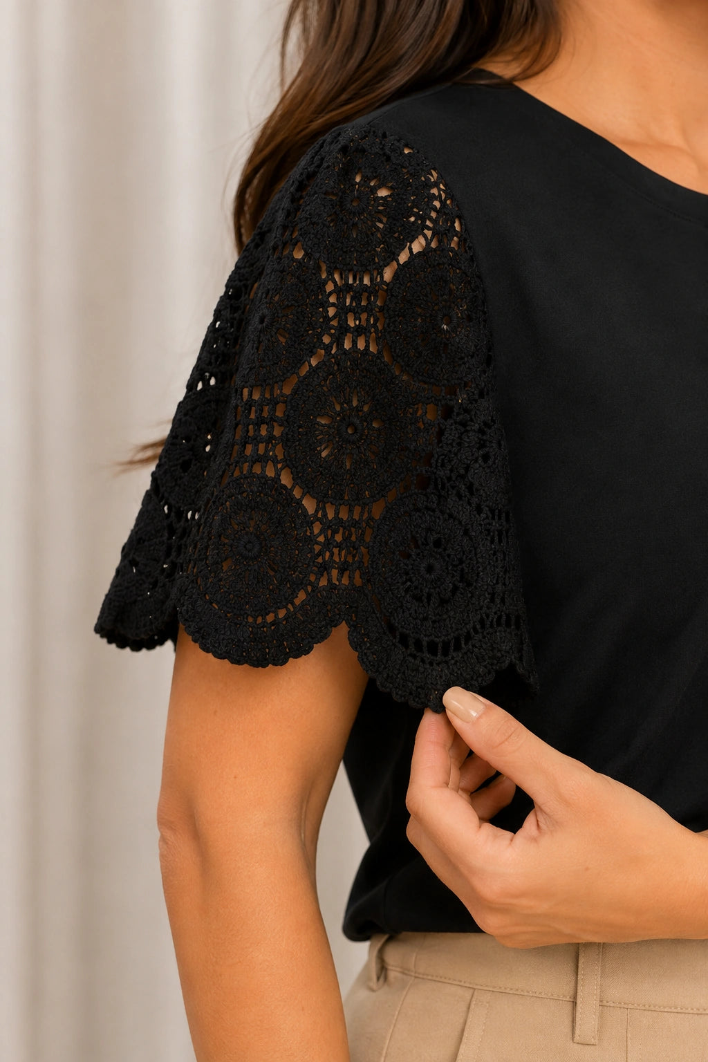 Blusa Confortável com Manga em Crochê Geisa - Preta - imagem 2