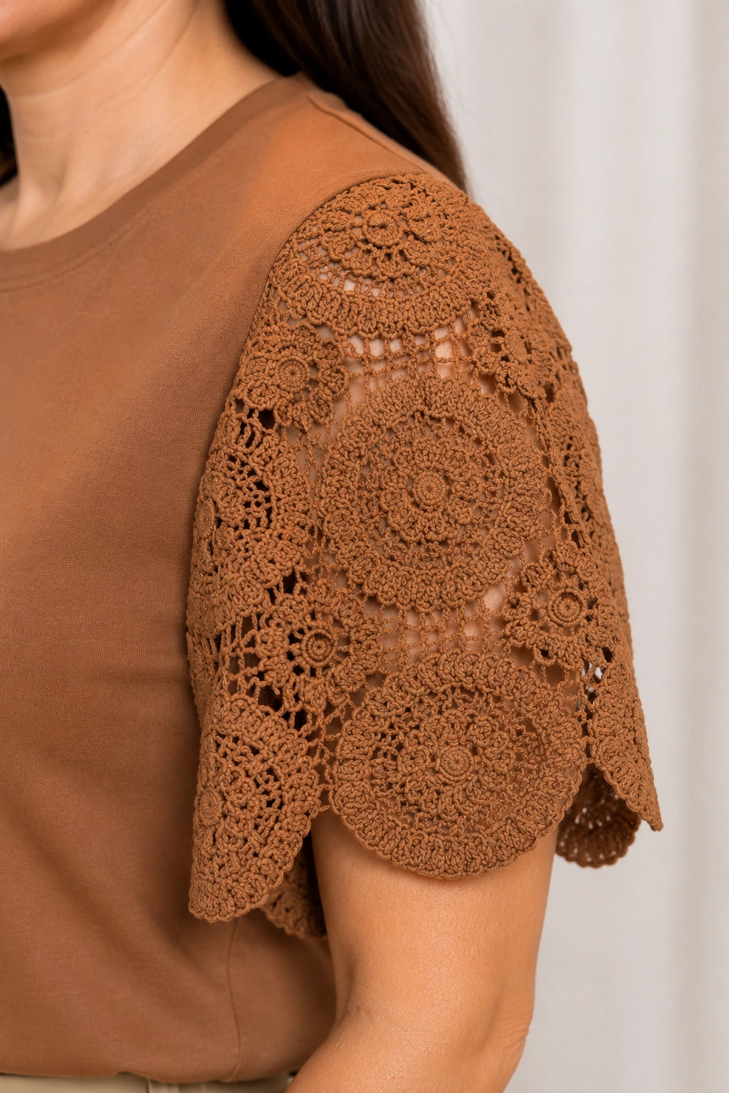 Blusa Confortável com Manga em Crochê Geisa - Marrom - imagem 2