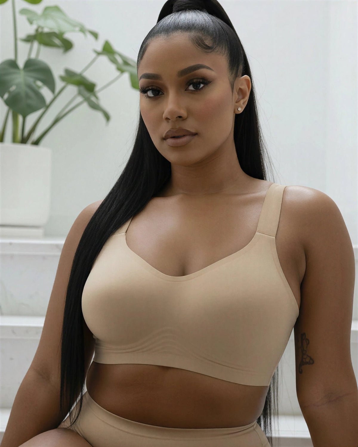 Modelo usando sutiã modelador BelleForma nude